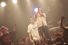 神聖かまってちゃんのアンコールでゆるめるモ！が乱入した様子。（撮影：ハヤシサトル）