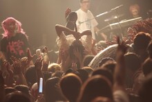 神聖かまってちゃんのアンコールでゆるめるモ！が乱入した様子。（撮影：ハヤシサトル）