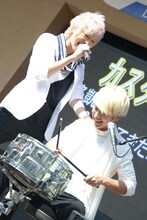 DAICHI（右）のそばで歌うHAMA（左）。