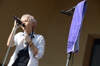 「絆の音楽」を披露するHAMA。