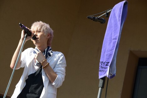 「絆の音楽」を披露するHAMA。