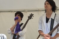 HAMAの歌声に聴き入るHIROKI（左）とGORO（右）。