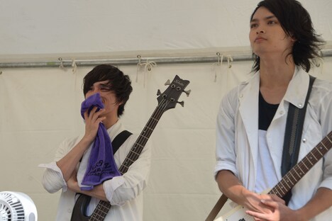 HAMAの歌声に聴き入るHIROKI（左）とGORO（右）。