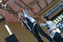 チームZめがけて水を撒くHAMA（左）を水鉄砲で狙うHIROKI（右）。