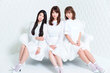 フレンチ・キス。左から倉持明日香、柏木由紀、高城亜樹。