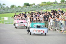 変形自転車でステージに向かう私立恵比寿中学。