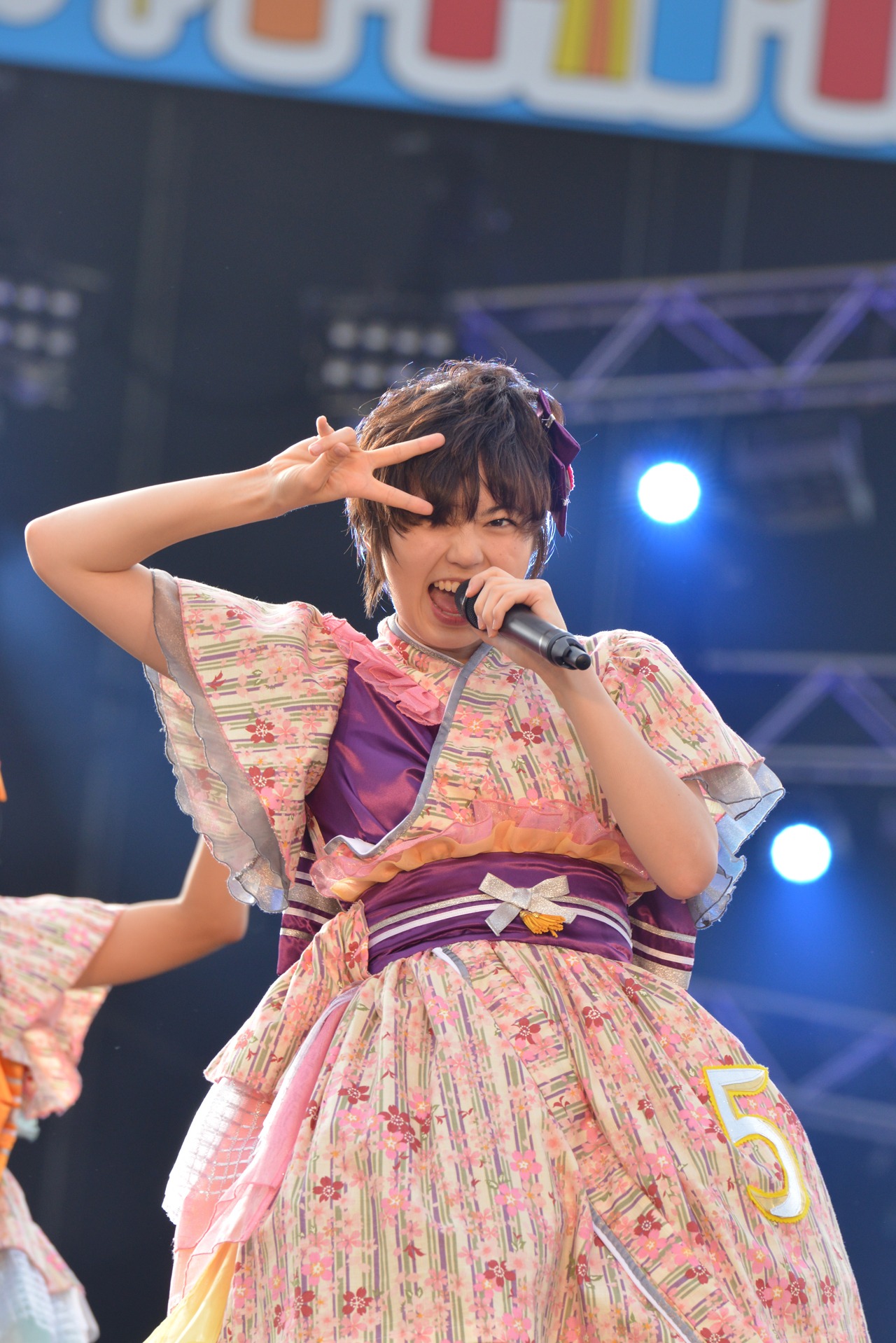 安本彩花