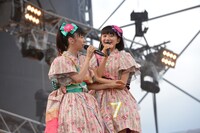 変形自転車の運転が荒い星名美怜（右）に対し苦言を呈する真山りか（左）。