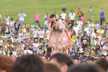 メンバーに促され自己紹介でセンターステージに登場した松野莉奈。