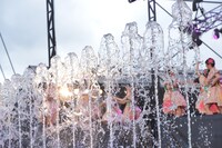 水しぶきが上がるメインステージ。