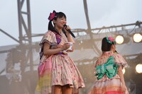 かき氷を手にする柏木ひなた。