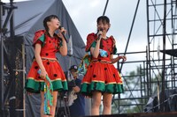 スイカモチーフの衣装に着替えた中山莉子（左）と松野莉奈（右）。