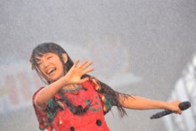 強烈な水しぶきを浴びる廣田あいか。