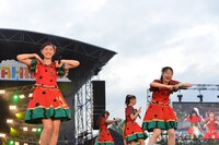 激しすぎる水しぶきの勢いに爆笑する小林歌穂（左）と松野莉奈（右）。