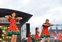 激しすぎる水しぶきの勢いに爆笑する小林歌穂（左）と松野莉奈（右）。