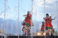 水しぶきが上がるセンターステージ。