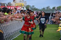 客席通路を駆ける安本彩花（左）と廣田あいか（右）。