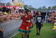 客席通路を駆ける安本彩花（左）と廣田あいか（右）。