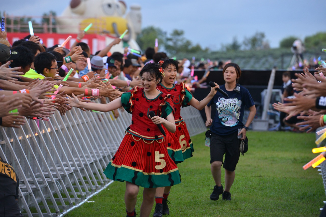 客席通路を駆ける安本彩花（左）と廣田あいか（右）。