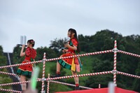 やぐらに登ってシャウトする安本彩花（左）と廣田あいか（右）。