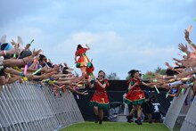 全速力でやぐらに移動する小林歌穂（左）と星名美怜（右）。