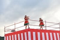 やぐらに登って熱唱する小林歌穂（左）と星名美怜（右）。