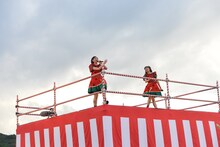 やぐらに登って熱唱する小林歌穂（左）と星名美怜（右）。