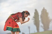 ズブ濡れで歌う松野莉奈。