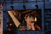 新曲「出席番号の歌 その2」歌唱中のスクリーン。