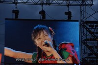 新曲「出席番号の歌 その2」歌唱中のスクリーン。