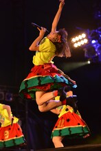 豪快にジャンプする星名美怜。