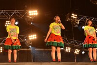 左から真山りか、小林歌穂、廣田あいか。