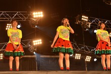 左から真山りか、小林歌穂、廣田あいか。