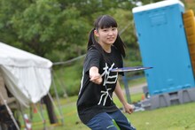フリスビーを飛ばす柏木ひなた。
