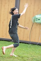 逃げ惑う小林歌穂。