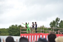今年8月に行われたエビ中のライブ「エビ中 夏のファミリー遠足 略してファミえん in 長岡2015」に流れ星とともにサプライズ出演した尾形回帰（左）。