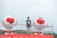 祝辞を述べる国営越後丘陵公園管理センター長・小林雅彦氏。両サイドは新潟県の宣伝マスコットキャラクター・トッキッキ。