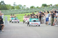 変形自転車でステージに向かう私立恵比寿中学。