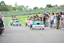 変形自転車でステージに向かう私立恵比寿中学。