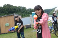 水鉄砲で狙撃する星名美怜。