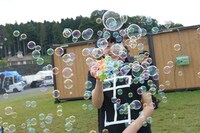 自分が飛ばしたシャボン玉に包まれてパニックになる中山莉子。