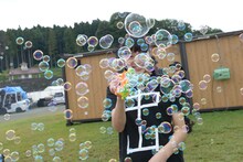 自分が飛ばしたシャボン玉に包まれてパニックになる中山莉子。