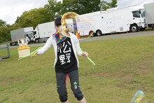 シャボン玉をふくらます松野莉奈。