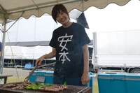 肉を焼く安本彩花。