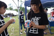 独自の美学でカラフルなかき氷を作る廣田あいか。