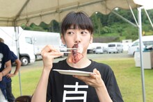 焼きイカに齧りつく真山りか。