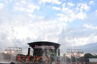 水しぶきが上がるメインステージ。