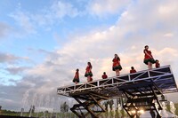 リフトで上昇する私立恵比寿中学。