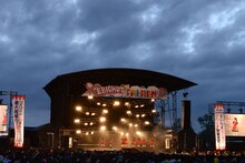 「年忘れ大学芸会」サプライズ発表の様子。