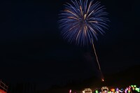 長岡の夜空に浮かぶ打ち上げ花火。